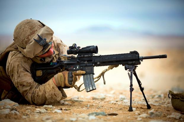 A Navy corpsman performs immediate action on the M27 Infantry Automatic Rifle at Marine Corps Air Ground Combat Center in Twentynine Palms, Calif., Jan. 20, 2015. (U.S. Marine Corps photo)