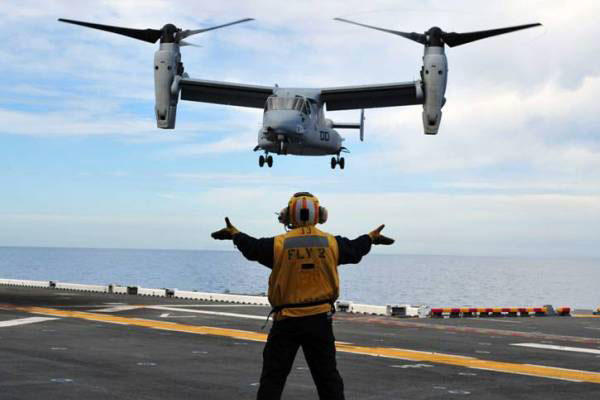 Osprey lands on the US.S Makin Island