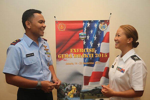 U.S. Army Capt. Michelle Sukardi Kania and Maj. Zulhamidi Lubis of the Indonesian air force during Exercise Gema Bhakti in Jakarta, Indonesia, Sept. 16, 2015. (U.S. Marine Corps/2nd Lt. Michael Maggitti)