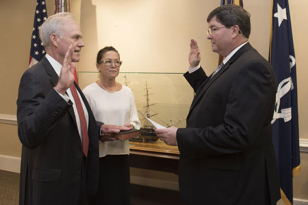 Richard V. Spencer is sworn in as the 76th Secretary of the Navy by William O’Donnell, Department of the Navy administrative assistant, Aug. 3, 2017. (U.S. Navy photo/Mass Communication Specialist 2nd Class Jonathan B. Trejo)