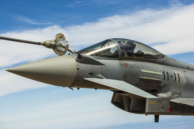 A Eurofighter Typhoon with the Spanish Air Force refuels from a KC-130J Hercules, a first for the Marines from Special-Purpose Marine Air-Ground Task Force Crisis Response-Africa. (Photo: Staff Sgt. Vitaliy Rusavskiy)