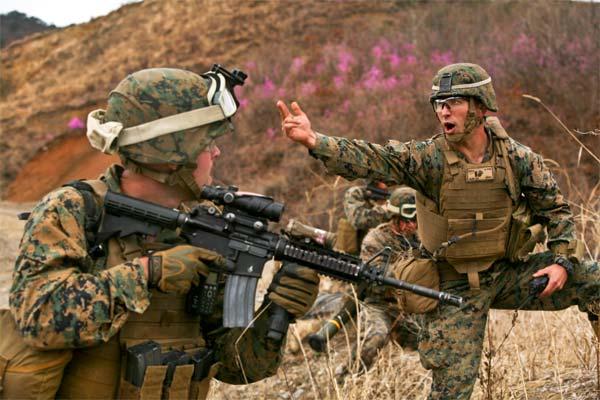 U.S. Marines Corps 1st Lt. Stefan A. Gliwa, right, commands his platoon to advance during Exercise Ssang Yong 14 in Suesongri, South Korea, March 26, 2014. (U.S. Marine Corps photo by Sgt. Anthony J. Kirby/Released)