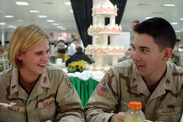 Dual deployed soldiers eating cake.