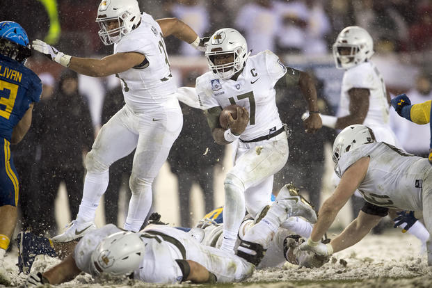 Army quarterback Ahmad Bradshaw runs the ball on the final scoring drive of the 118th Army-Navy Game in Philadelphia, Dec. 9, 2017. Bradshaw went on to score on a one-yard rush. Army won 14-13.  (DoD photo by EJ Hersom)