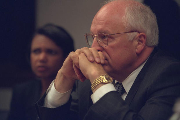 O vice-presidente Dick Cheney senta-se com a Conselheira de Segurança Nacional Condoleezza Rice no Centro de Operações de Emergência do Presidente durante reuniões no dia dos ataques terroristas de 11 de setembro de 2001. (Arquivo Nacional)