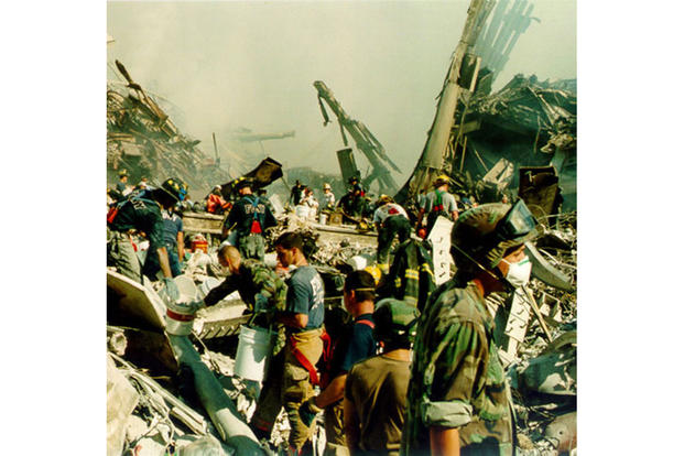 Soldados da Guarda Nacional de Nova York da 69ª Divisão de Infantaria e bombeiros de Nova York se unem para remover os escombros do marco zero do World Trade Center, no centro de Manhattan, após os ataques terroristas de 11 de setembro. (Guarda Nacional de Nova York)