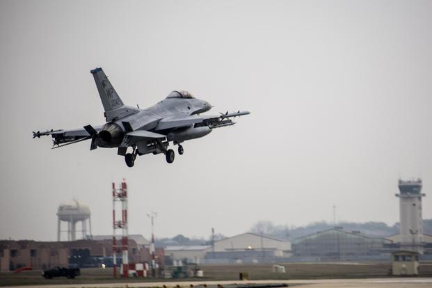 A U.S. Air Force F-16 Fighting Falcon lands on the runway after concluding a defensive counter air mission during Exercise MAX THUNDER 17 at Kunsan Air Base, Republic of Korea, April 18, 2017. (U.S. Marine Corps/Lance Cpl. Carlos Jimenez)