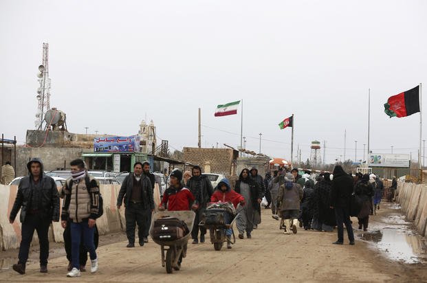 Afghans return to Afghanistan at the Islam Qala border with Iran