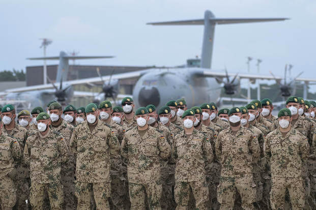 Soldiers of the German Armed Forces have lined up in front of the Airbus A400M transport aircraft
