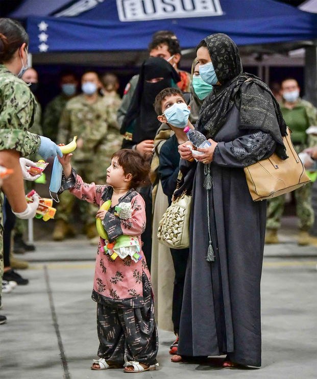 19 Gut-Wrenching Photos Of US Service Members Helping Afghan Refugees ...