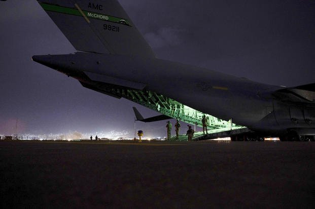Soldiers board a U.S. Air Force C-17 at Kabul airport.