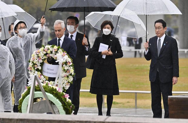 U.S. Ambassador to Japan Rahm Emanuel with Japanese Prime Minister Fumio Kishida lays a wreath. 