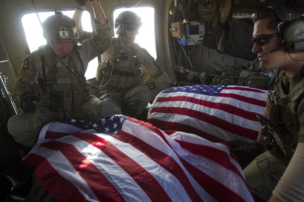 Военнослужащие, сопровождавшие американских солдат с драпированными флагами, погибли в Афганистане.