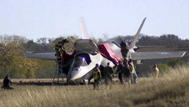  fighter jet crash landed at Naval Air Station Joint Reserve Base in Fort Worth