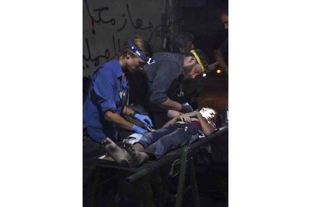 Alex Kay Potter and Pete Reed work on wounded child near Mosul, Iraq.