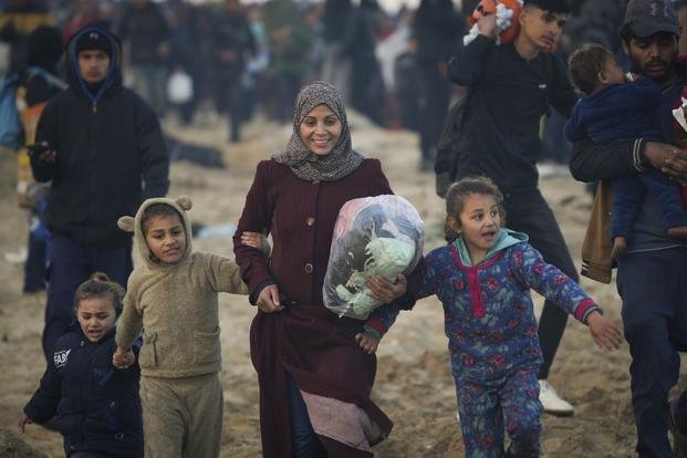 Displaced Palestinians return to their homes in the northern Gaza Strip
