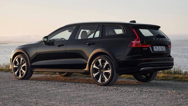 2024 Volvo V60 Cross Country - exterior rear 3/4