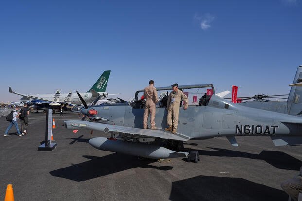 पूर्व अमेरिकी वायु सेना पायलट गिरफ्तार, चीन को प्रशिक्षण देने का दावा