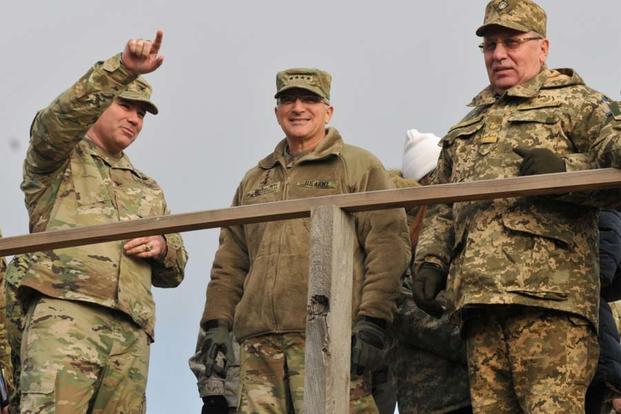 Col. Nick Ducich, commander of the Joint Multinational Training Group-Ukraine speaks to Army Gen. Curtis Scaparrotti at the International Peacekeeping and Security Center, Nov. 23, 2016. (Photo by Army Staff Sgt. Elizabeth Tarr)