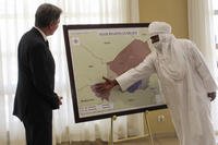 A Nigerien official explains to US Secretary of State Antony Blinken, left the context of the jihadist crisis