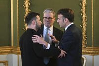 Britain's Prime Minister Keir Starmer, center, Ukraine's President Volodymyr Zelenskyy