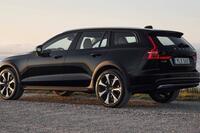 2024 Volvo V60 Cross Country - exterior rear 3/4