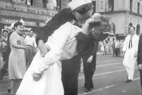 Sailor and a woman kiss in Times Square to celebrate end of World War II