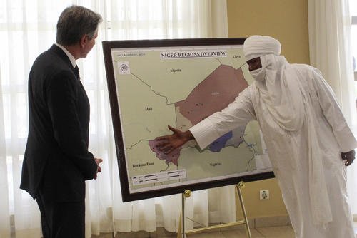 A Nigerien official explains to US Secretary of State Antony Blinken, left the context of the jihadist crisis