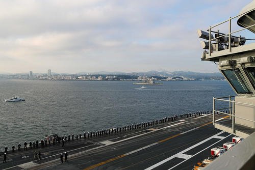 Sailors man the rails on the flight deck as the Nimitz-class aircraft carrier USS George Washington (CVN 73) returns to Commander, Fleet Activities Yokosuka, Japan.